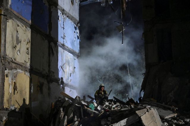 Ουκρανία: Νέος ρωσικός βομβαρδισμός τη νύχτα στη Ζαπορίζια – Καταστράφηκε πολυκατοικία