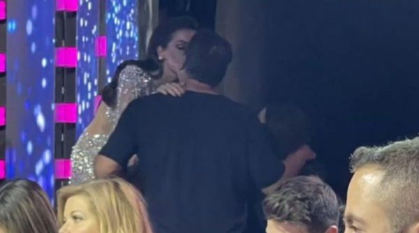 Βασίλης Μπισμπίκης: Δίπλα στη Δέσποινα Βανδή στην πρεμιέρα του J2US