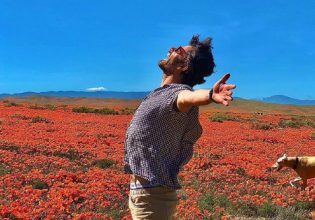 Διάσημος ηθοποιός ντύθηκε Χιονάτη, πήρε όπλο και έκανε σόου σε φανάρι της Αθήνας