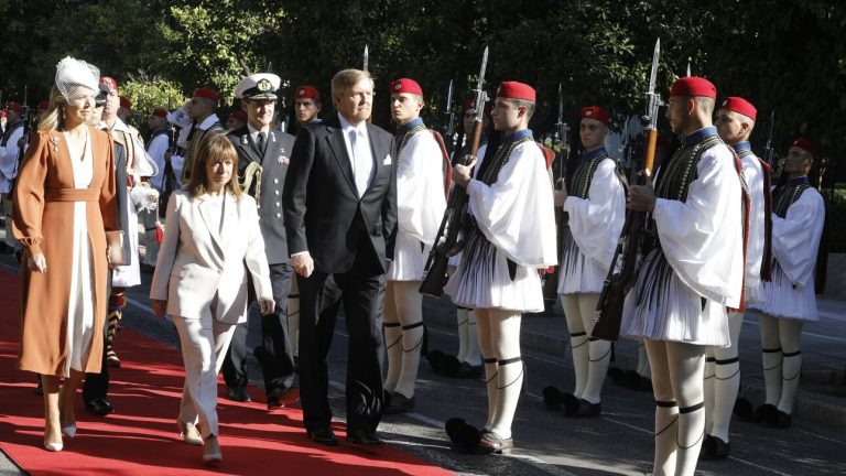 Στην Αθήνα το βασιλικό ζεύγος της Ολλανδίας – Κατέθεσαν στεφάνι στον Άγνωστο Στρατιώτη