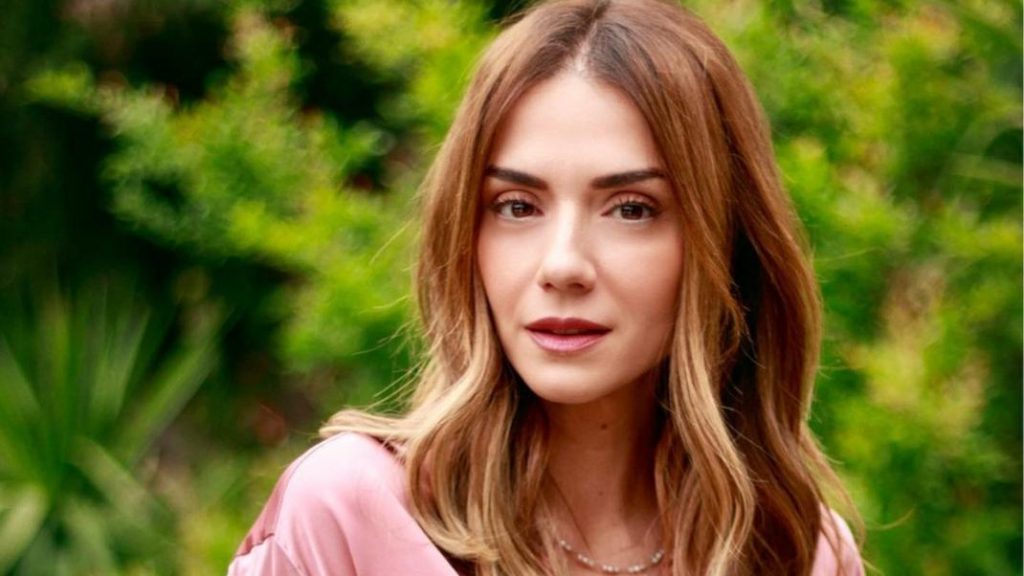 Βάσω Λασκαράκη: Η απόσταση στις σχέσεις κρατάει το σασπένς, αλλιώς βαραίνεις