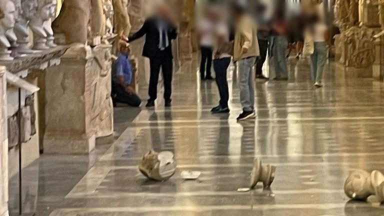 Δεν μπόρεσε να δει τον πάπα και τα… έσπασε στο μουσείο του Βατικανού