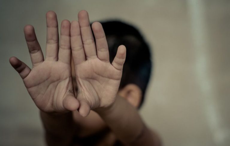 Σοκ: Χτύπησε και κλώτσησε το 2χρονο εγγονάκι του μέσα σε ζαχαροπλαστείο στα Χανιά