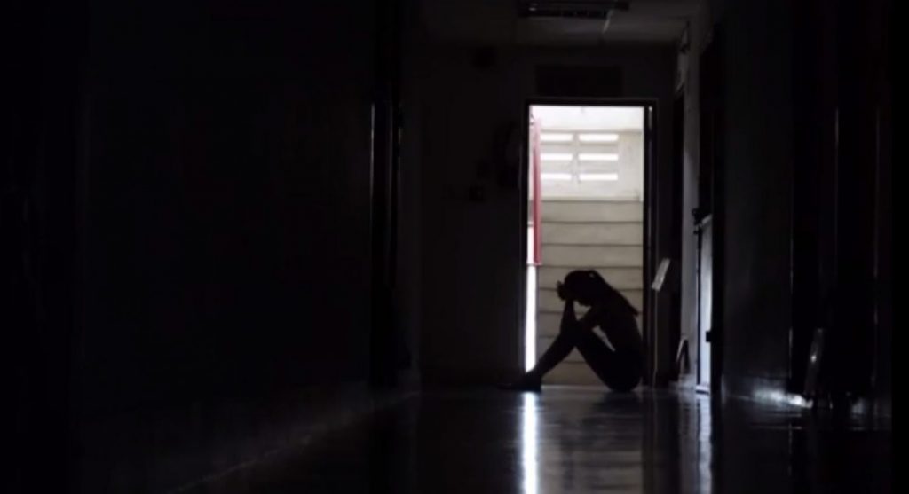 Συγκλονίζει θύμα βιασμού: «Ήμουν σίγουρη ότι θα πεθάνω εκεί μέσα»