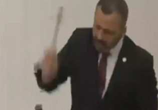 Τουρκία: Βουλευτής έβγαλε σφυρί και διέλυσε το τηλέφωνό του μέσα στη Βουλή