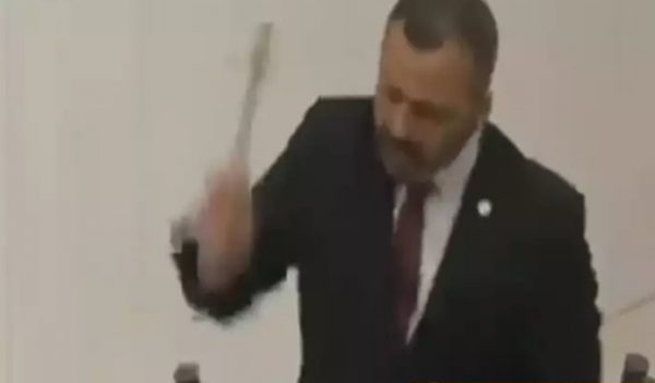 Τουρκία: Βουλευτής έβγαλε σφυρί και διέλυσε το τηλέφωνό του μέσα στη Βουλή