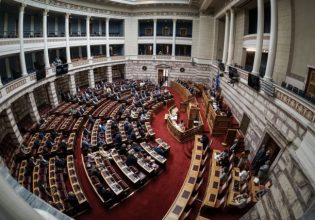 «Καλπάζει η ακρίβεια»: Βολές της αντιπολίτευσης με αφορμή το προσχέδιο του προϋπολογισμού