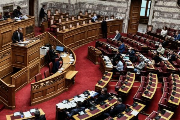 Προϋπολογισμός εκτός ενισχυμένης εποπτείας και εντός αβεβαιότητας – Οι φόβοι για επιστροφή σε «μνημονιακά» μέτρα