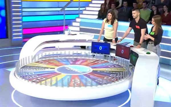 Απίστευτη στιγμή στον Τροχό της Τύχης: Όταν παίκτης έκανε επίτηδες λάθος για να πάρει τα χρήματα συμπαίκτριά του