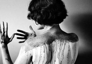 Γυναικοκτονία: Την σκότωσε μπροστά στα δύο μωρά τους – Αναβιώνει το έγκλημα στην Σητεία