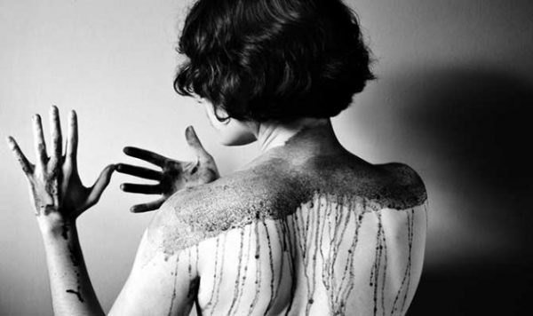 Γυναικοκτονία: Την σκότωσε μπροστά στα δύο μωρά τους – Αναβιώνει το έγκλημα στην Σητεία