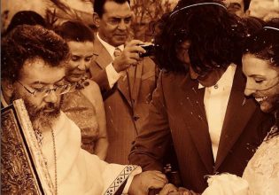 Κούκλος γαμπρός ο Αιμίλιος Χειλάκης – Σπάνιες φωτογραφίες από τον γάμο του με την Αθηνά Μαξίμου