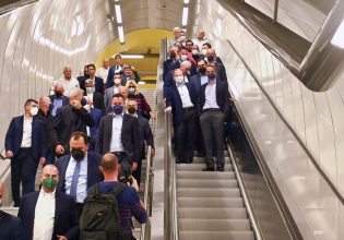 Όσα δεν έδειξαν οι κάμερες στα εγκαίνια των σταθμών του Πειραιά