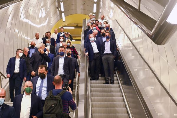 Όσα δεν έδειξαν οι κάμερες στα εγκαίνια των σταθμών του Πειραιά