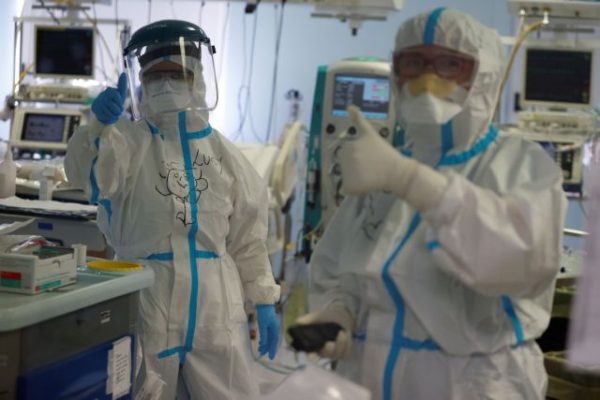 Ιταλία: Η Μελόνι επαναφέρει τους γιατρούς και νοσοκόμους που δεν εμβολιάστηκαν να επιστρέψουν στις θέσεις εργασίας τους