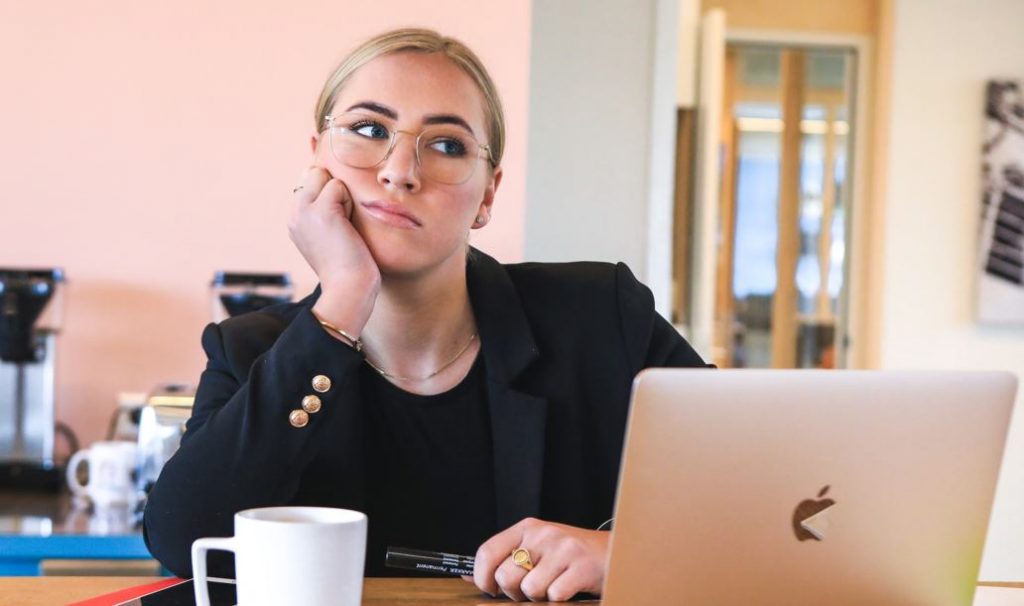 Οι γυναίκες καριέρας εγκαταλείπουν τα υψηλόβαθμα πόστα τους με ταχείς ρυθμούς – «Ο Μεγάλος Χωρισμός»