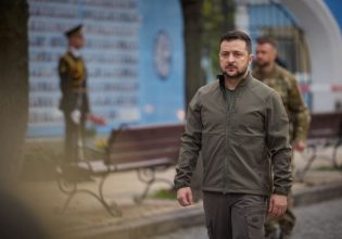 Ουκρανία: Οι Ρώσοι «τρομοκρατούν και σκοτώνουν αμάχους», λέει ο πρόεδρος Ζελένσκι