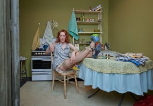 Οι ήρωες της «Αυλής των θαυμάτων» φωτογραφίζονται για πρώτη φορά πίσω από τη σκηνή