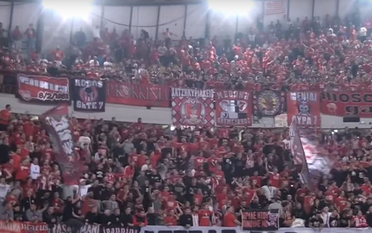 Το κατακόκκινο ΣΕΦ, η περιζήτητη φανέλα του Σλούκα και το επικό μπλουζάκι του «Παπ»