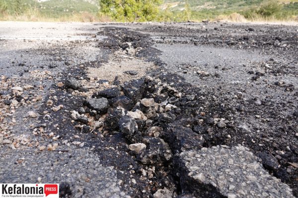 Κεφαλονιά: Κεραυνός «χτυπά» το οδόστρωμα- Δείτε φωτογραφίες