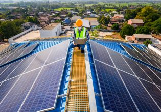 Φωτοβολταϊκά στη στέγη – Πρόταση «έκτακτης ανάγκης» από την Κομισιόν για άδειες σε ένα μήνα