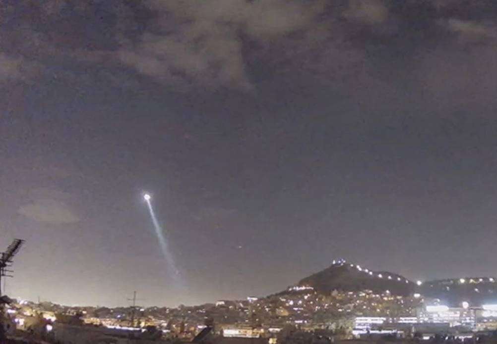 Ένα… UFO πάνω από το Κολωνάκι - Δείτε το επικό βίντεο