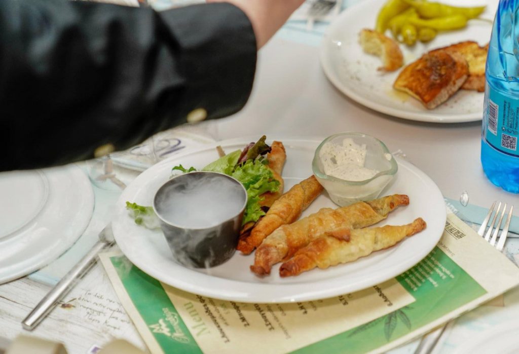 Θεσσαλονίκη: Εστιατόριο διοργανώνει βραδιά με… μπαφοπιτάκια και λουκουμάδες με μέλι κάνναβης