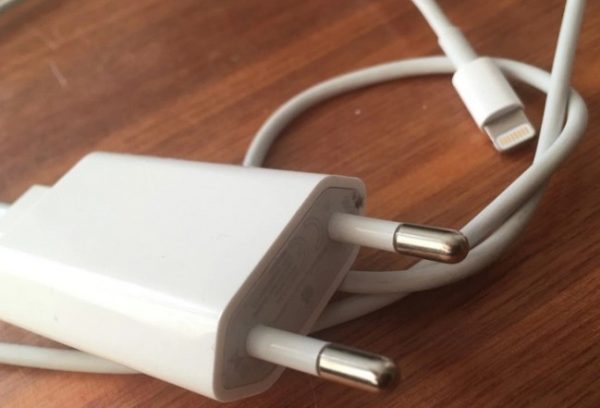 Γυναίκα έφαγε καλώδιο φορτιστή μήκους ενός μέτρου – Κόλλησε στον οισοφάγο της