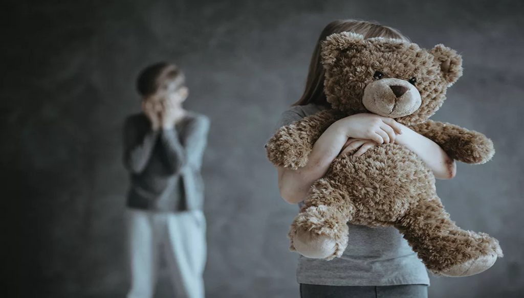 Σάλος με βίντεο που δικαιολογεί την κακοποίηση παιδιών – Η συγγνώμη του… παρατράγουδου της Αννίτας Πάνια