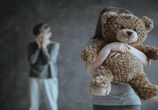 Σάλος με βίντεο που δικαιολογεί την κακοποίηση παιδιών – Η συγγνώμη του… παρατράγουδου της Αννίτας Πάνια