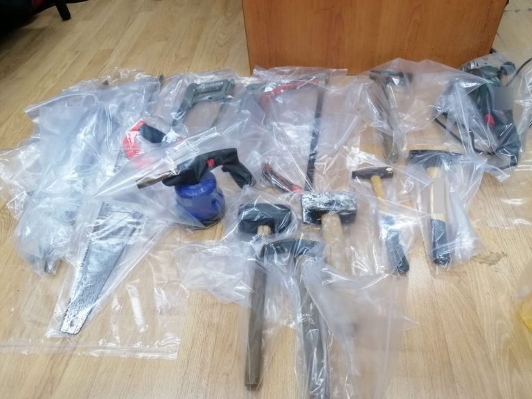 ΕΜΠ: «Ντου» της Αστυνομίας – Βρέθηκαν μολότοφ, βαριοπούλες και εμπρηστικοί μηχανισμοί