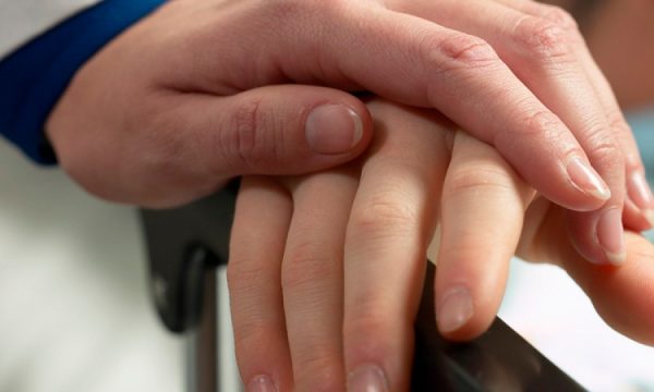 Νοσοκόμα αποκαλύπτει τι βλέπουν οι άνθρωποι πριν πεθάνουν – Συμβαίνει ένα μήνα πριν το τέλος