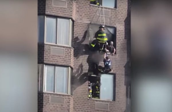 Νέα Υόρκη: Διέσωσαν γυναίκα από φλεγόμενο κτίριο 37 ορόφων