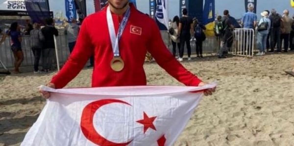 Σήκωσε την σημαία του ψευδοκράτους στην Κρήτη