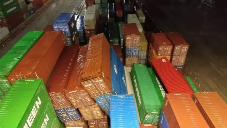 Πειραιάς: «Βάζουν σε κίνδυνο τη ζωή των εργαζομένων Cosco και Dport» καταγγέλλει το σωματείο ΕΝΕΔΕΠ