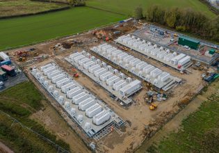 Tesla: Η μεγαλύτερη μπαταρία στην Ευρώπη αποθηκεύει ενέργεια για τα δύσκολα