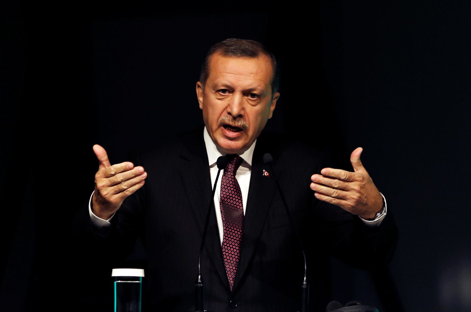 Τουρκία: Τα επικίνδυνα παιχνίδια Ερντογάν και το επεισόδιο με τον Τζιτζικώστα στη Σμύρνη