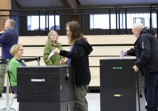 Δανία: Άνοιξαν οι κάλπες για την αμφίρροπη εκλογική αναμέτρηση – Η «κρίση των μινκ», η κλιματική αλλαγή και το μεταναστευτικό