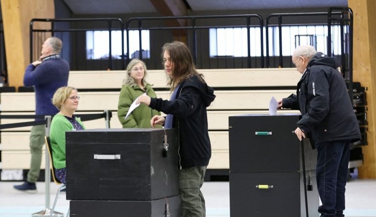 Δανία: Άνοιξαν οι κάλπες για την αμφίρροπη εκλογική αναμέτρηση – Η «κρίση των μινκ», η κλιματική αλλαγή και το μεταναστευτικό