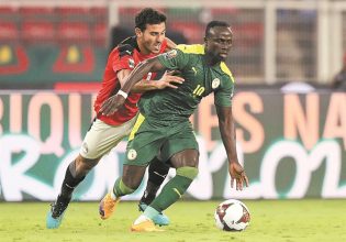 Μια χώρα κρατάει την ανάσα της