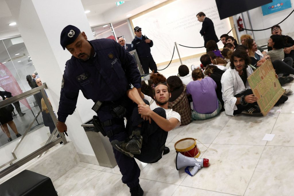 Πορτογαλία: Εκατοντάδες διαδηλωτές για το κλίμα στη Λισαβόνα – Εισέβαλαν σε κτίριο όπου μιλούσε ο υπουργός Οικονομικών