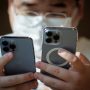 Apple: Μείωση της παραγωγής iPhone, πτώση της μετοχής μετά τα επεισόδια στην Κίνα