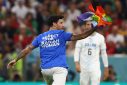 Μουντιάλ 2022: Ακτιβιστής των ΛΟΑΤΚΙ+ δικαιωμάτων μπούκαρε στο γήπεδο σε ζωντανή σύνδεση