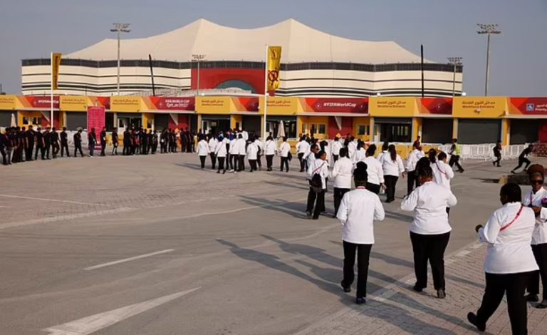 Μουντιάλ 2022: Άφησαν εκατοντάδες εργαζόμενους χωρίς νερό και φαγητό για έξι ώρες