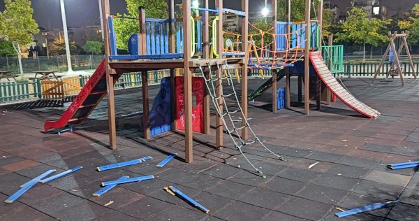 Έξαλλος ο Δήμαρχος Αμαρουσίου για τον βανδαλισμό παιδικής χαράς