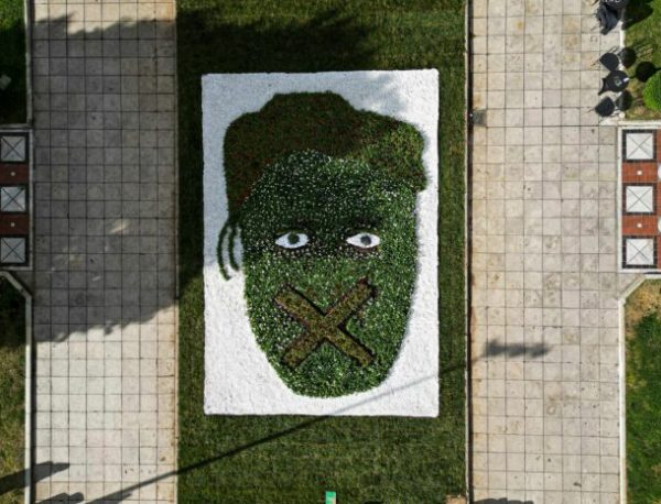 Θεσσαλονίκη: 6.000 φυτά δημιούργησαν τη μορφή μιας κακοποιημένης γυναίκας