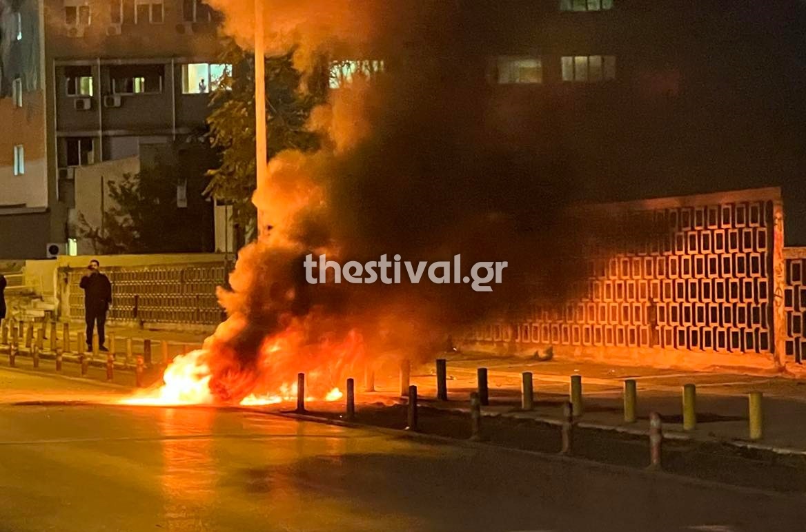 Θεσσαλονίκη: Ένταση στην πορεία για το Πολυτεχνείο - Μολότοφ, κρότου λάμψης, έκαψαν μηχανή