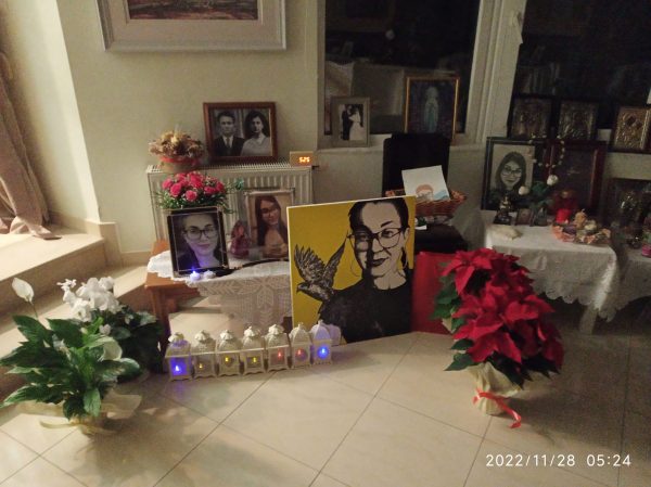 Ελένη Τοπαλούδη: Η γωνιά του σπιτιού με τις φωτογραφίες της και η μητέρα που συγκλονίζει – «Ελενίτσα μου, ακούς; Πονάει η μαμά»