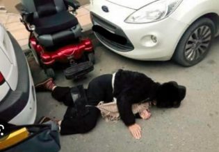 Εξοργιστική καταγγελία: ΑμεΑ έπεσε από αμαξίδιο και του φώναζαν «τελείωνε μ@λ@κ@»