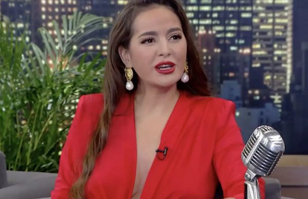 Πασίγνωστη τραγουδίστρια εμφανίστηκε χωρίς εσώρουχο στον Γρηγόρη Αρναούτογλου